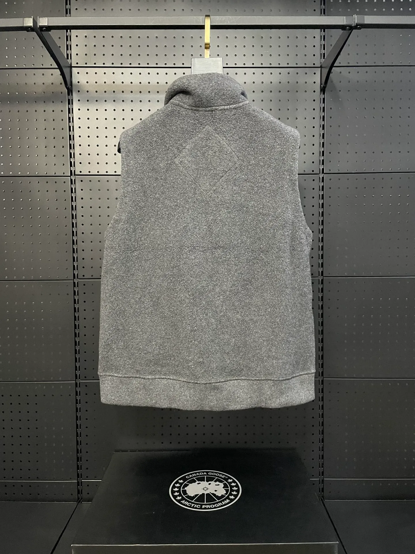 P600 Black CANADA GOOSE/Canada Goose Autumn and Winter Couple's Fleece Vest Jacket 🔘Color: Black Gray Khaki Highest version Original fabric High version High quality) ⚠All details Fabric accessories craftsmanship (all 1:1 passed inspection) (The owner is a "detail monster" so the goods he makes also pay attention to details) 1⃣ Distinguish the wrong version of market goods: all go single line ❌ Our genuine 1:1 special machine presses the line (high requirements for machine workers) 2⃣ Differentiates the market from drawings and making goods. Fabric color difference is too big. You get what you pay for, not fast food. 3⃣ Differentiates the market from low-end versions to receive labels, hang tags, and wash labels. All our accessories are custom-made (approved level) 4⃣ Differentiates the market from the detail-free workmanship❌ Our workmanship: neckline, shoulder line, armholes, cuffs, hem (In order to increase the cost, we must also restore the original product: yoke taping, double needle threading🔍) Size: S-XXL